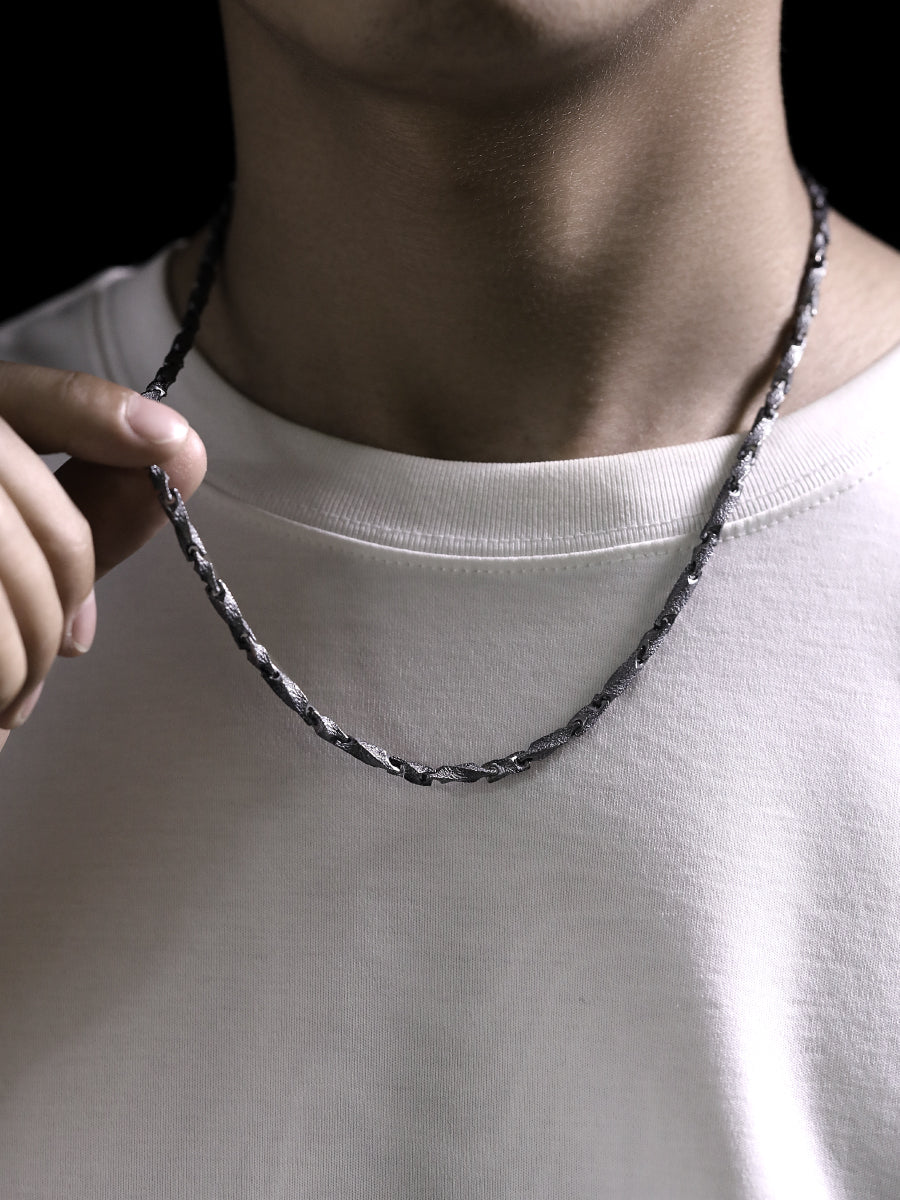 "Mobius" chain